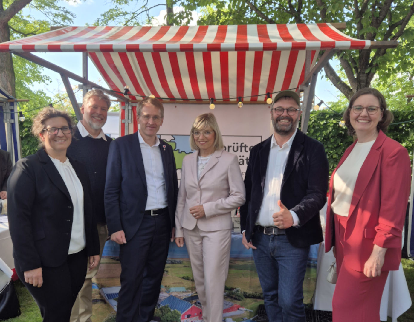 Kammergeschäftsführerin Stephanie Wetekam, Marten Jacobs, Ministerpräsident Daniel Günther, Kammerpräsidentin Ute Volquardsen, Jan Hinrichsen und Anke Günther
