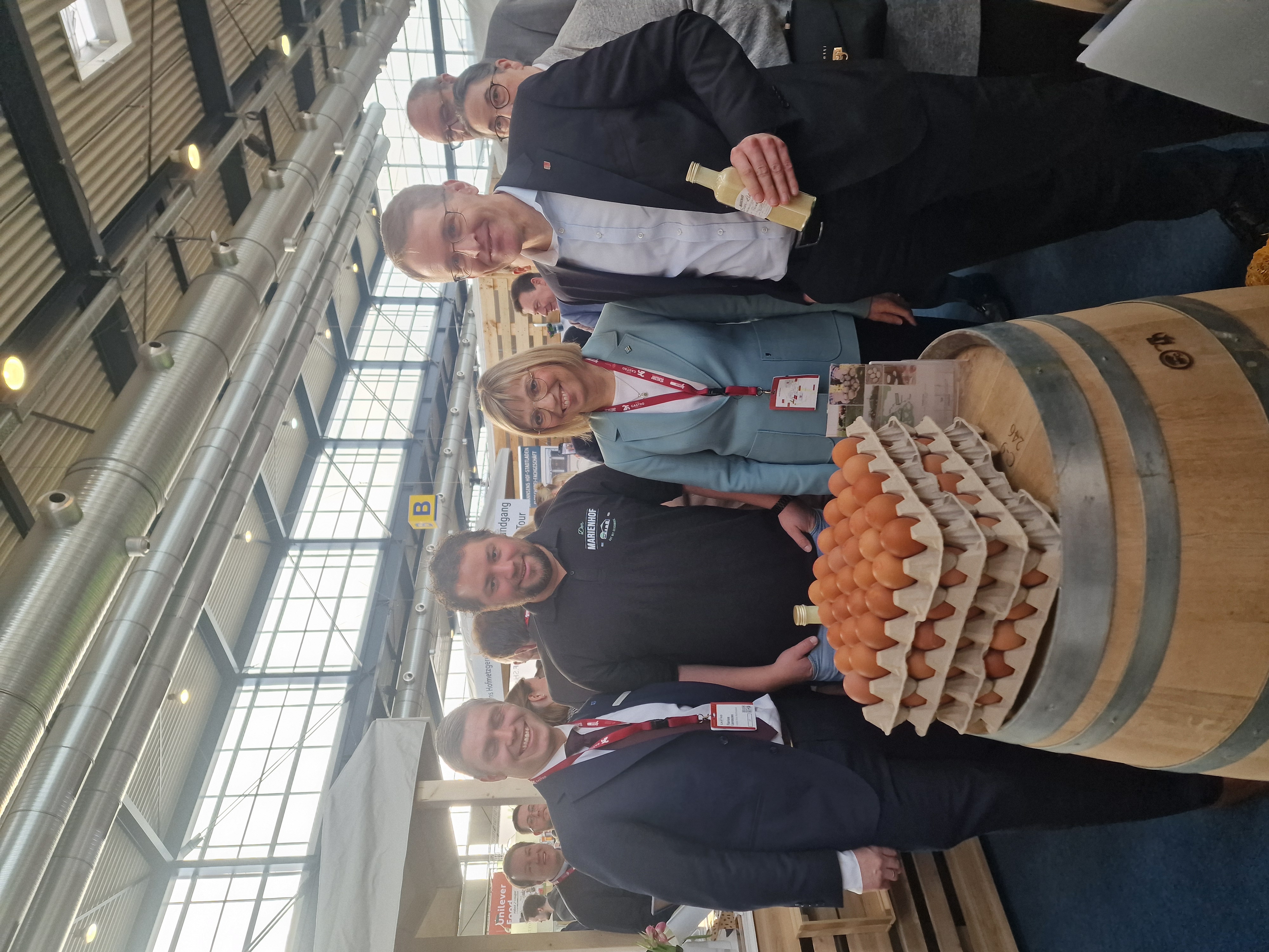 Momme Volquardsen und Landwirtschaftskammerpräsidentin Ute Volquardsen luden Ministerpräsident Daniel Günther und Landrat Florian Lorenzen zur Geschmacksprobe des Eierlikörs vom Marienhof ein. 