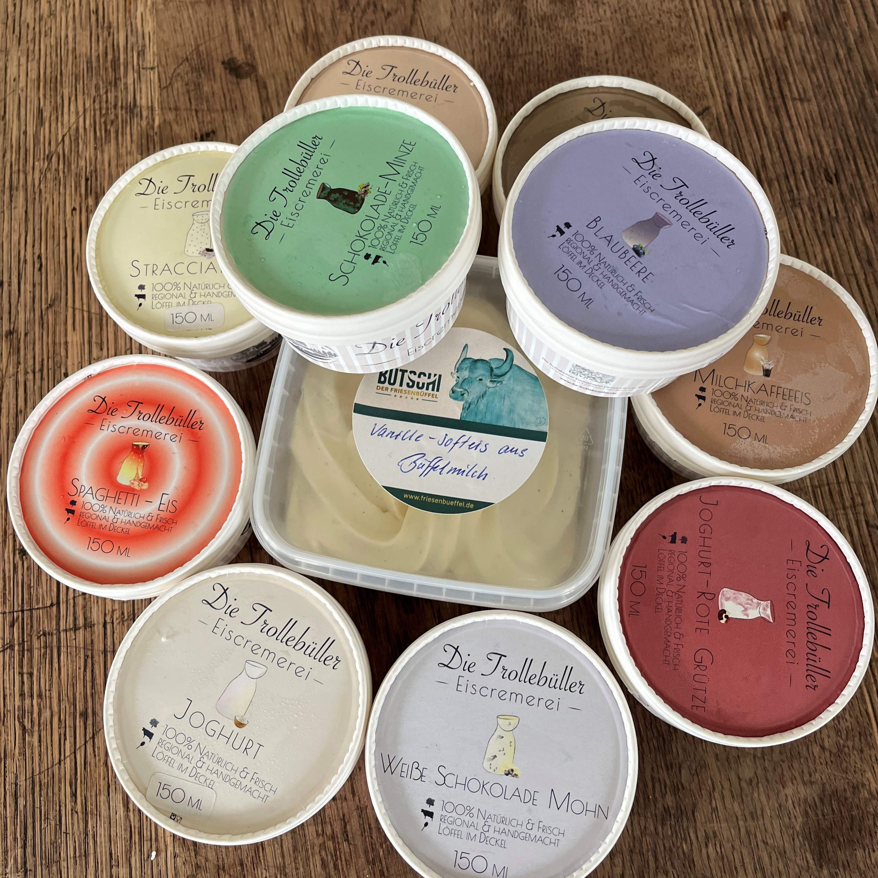 viele Eissorten auf einem Tisch