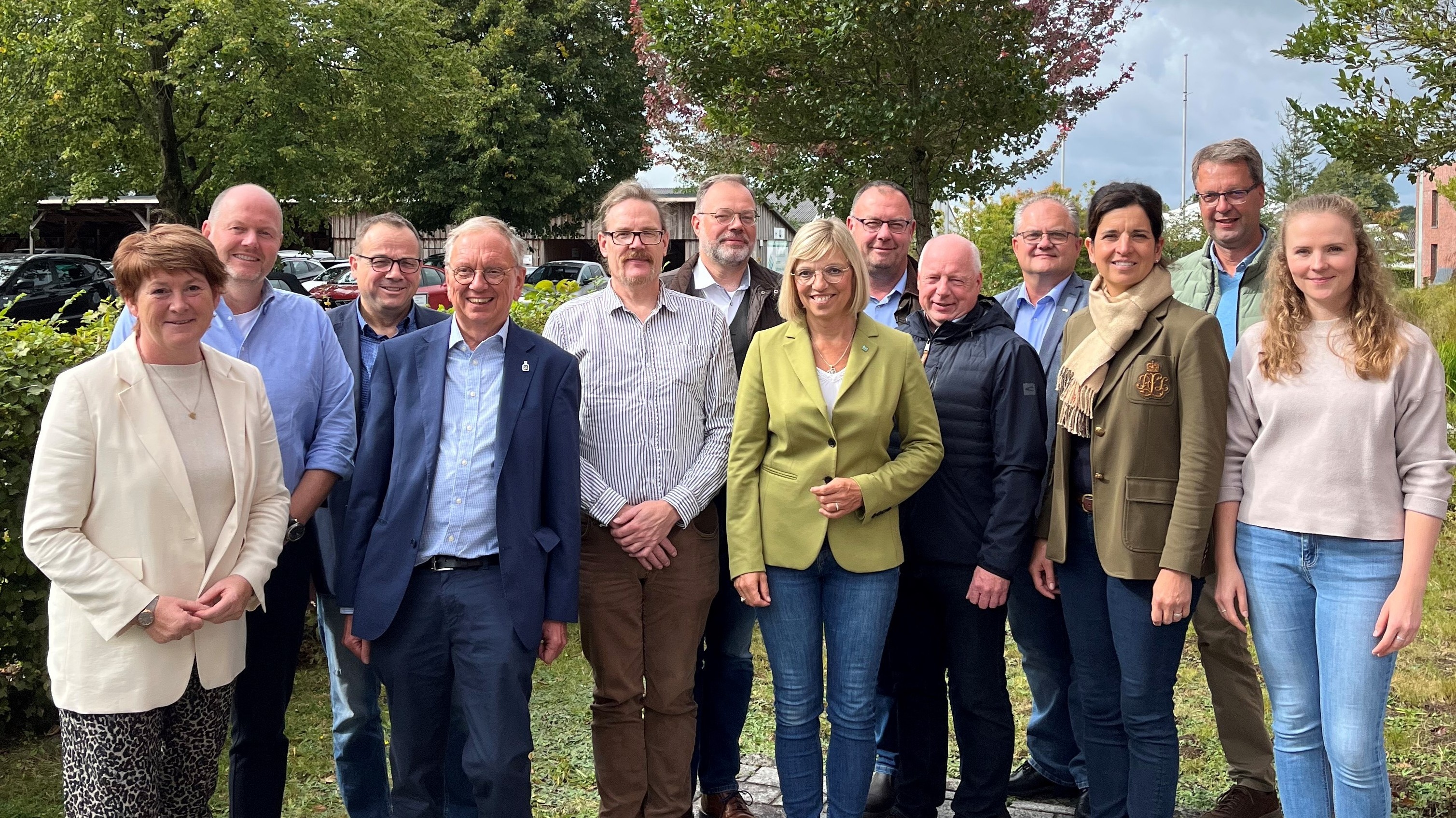 viele Menschen auf Gruppenbild