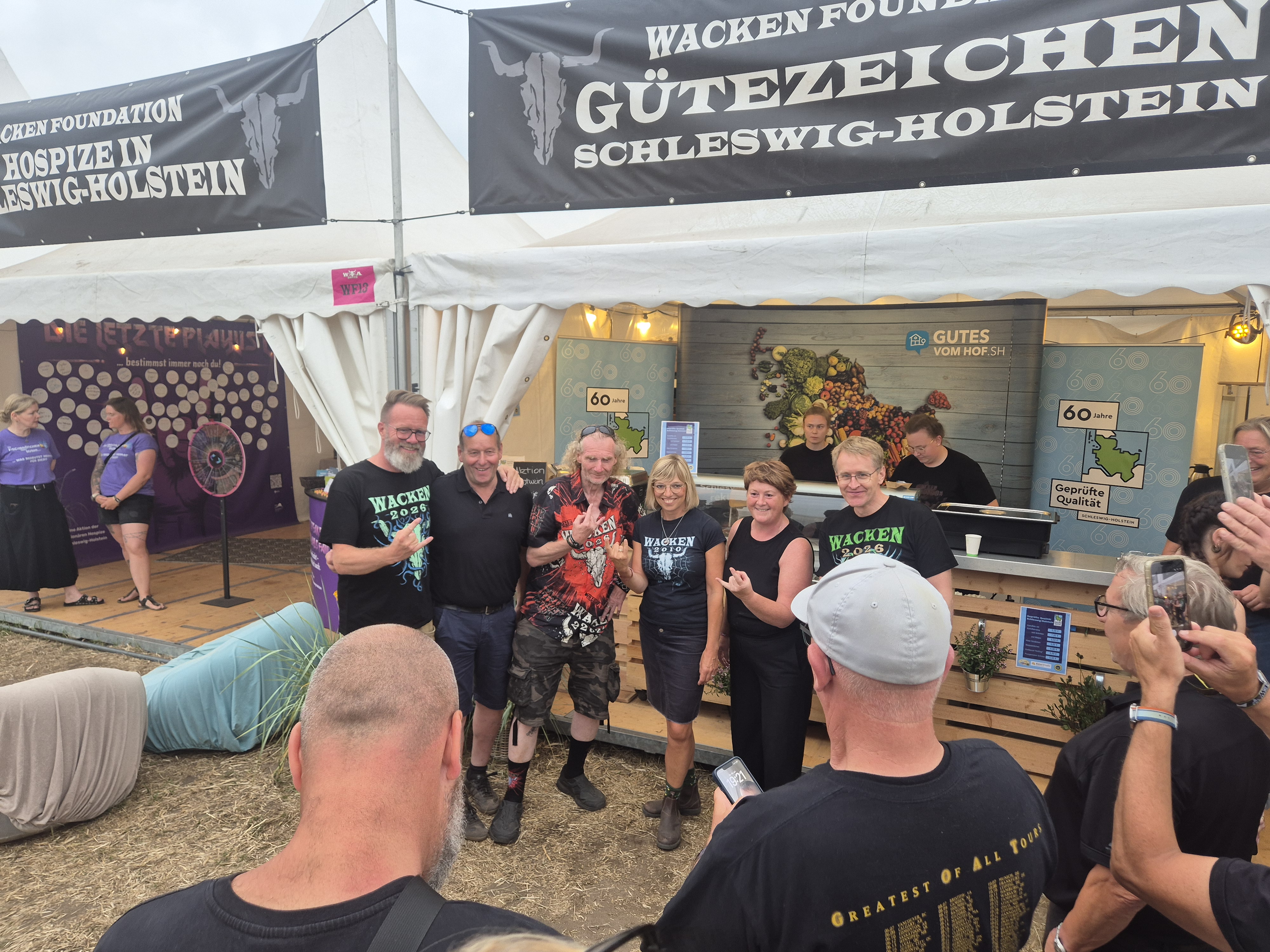 4 Männer und zwei Frauen stehen für ein Gruppenbild zusammen