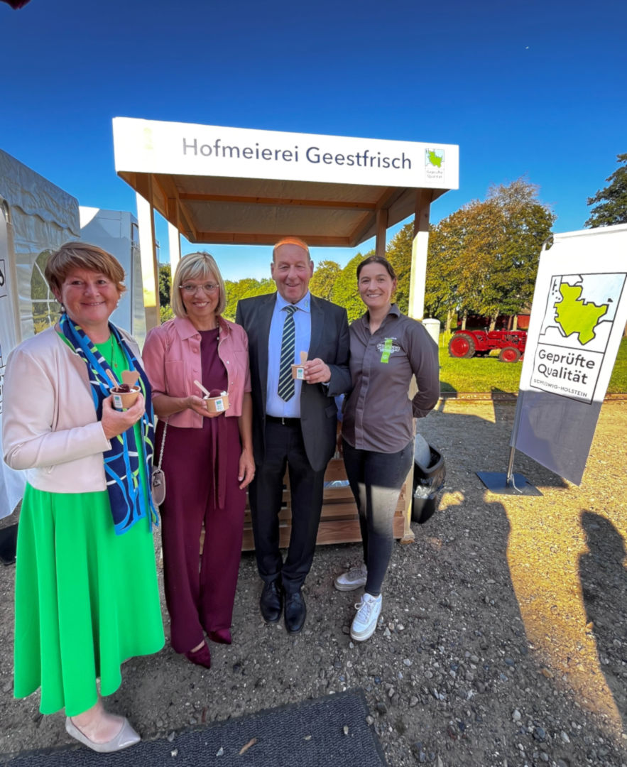3 Frauen und ein Mann stehen zusammen für ein Bild 