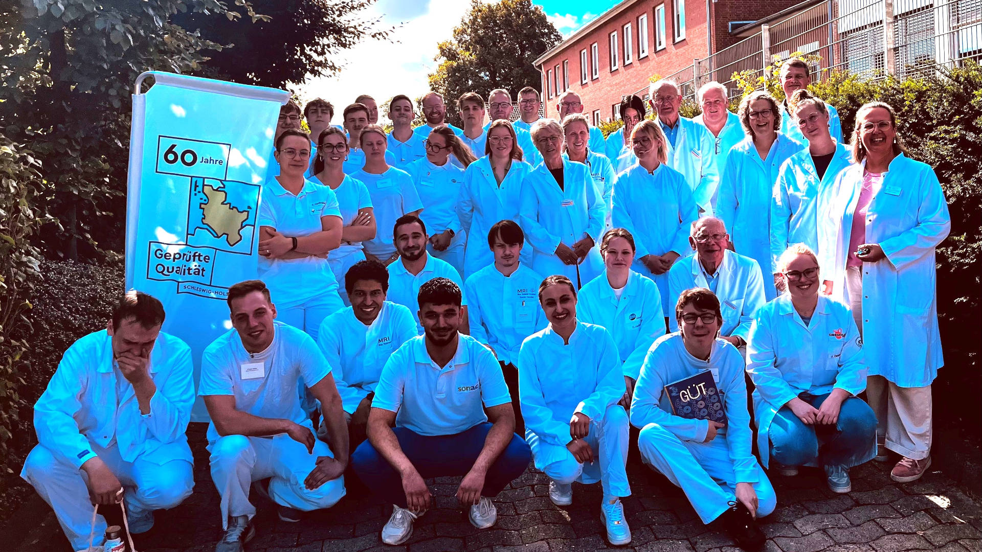 Gruppenfoto der Auszubildenen und Prüfer 