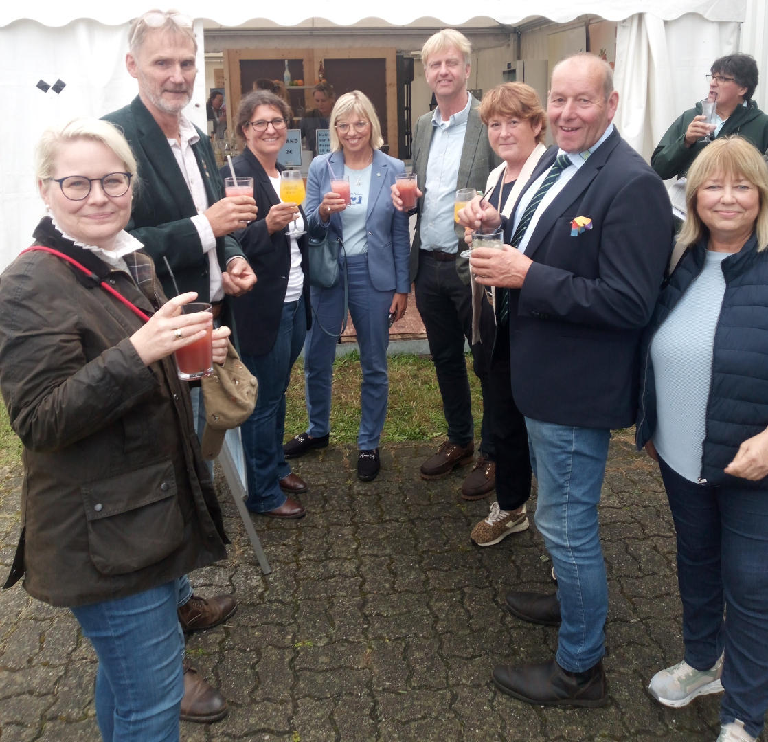 Eine Gruppe Menschen mit Cocktails in der Hand 