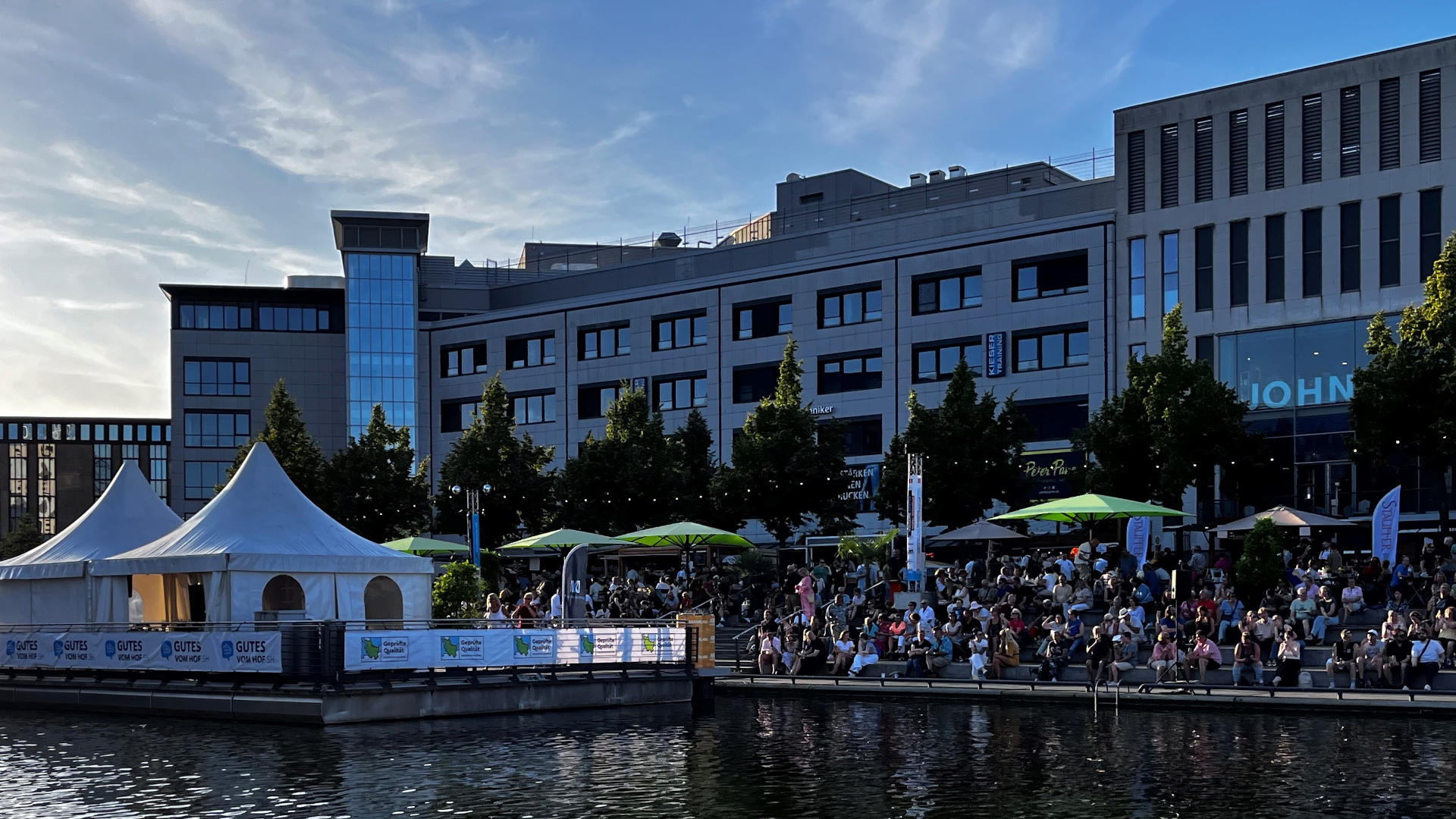 Die Besucher genossen bei Käse und Wein die sommerlichen Temperaturen und die maritime Atmosphäre mit Live-Musik am Kieler Bootshafen.
