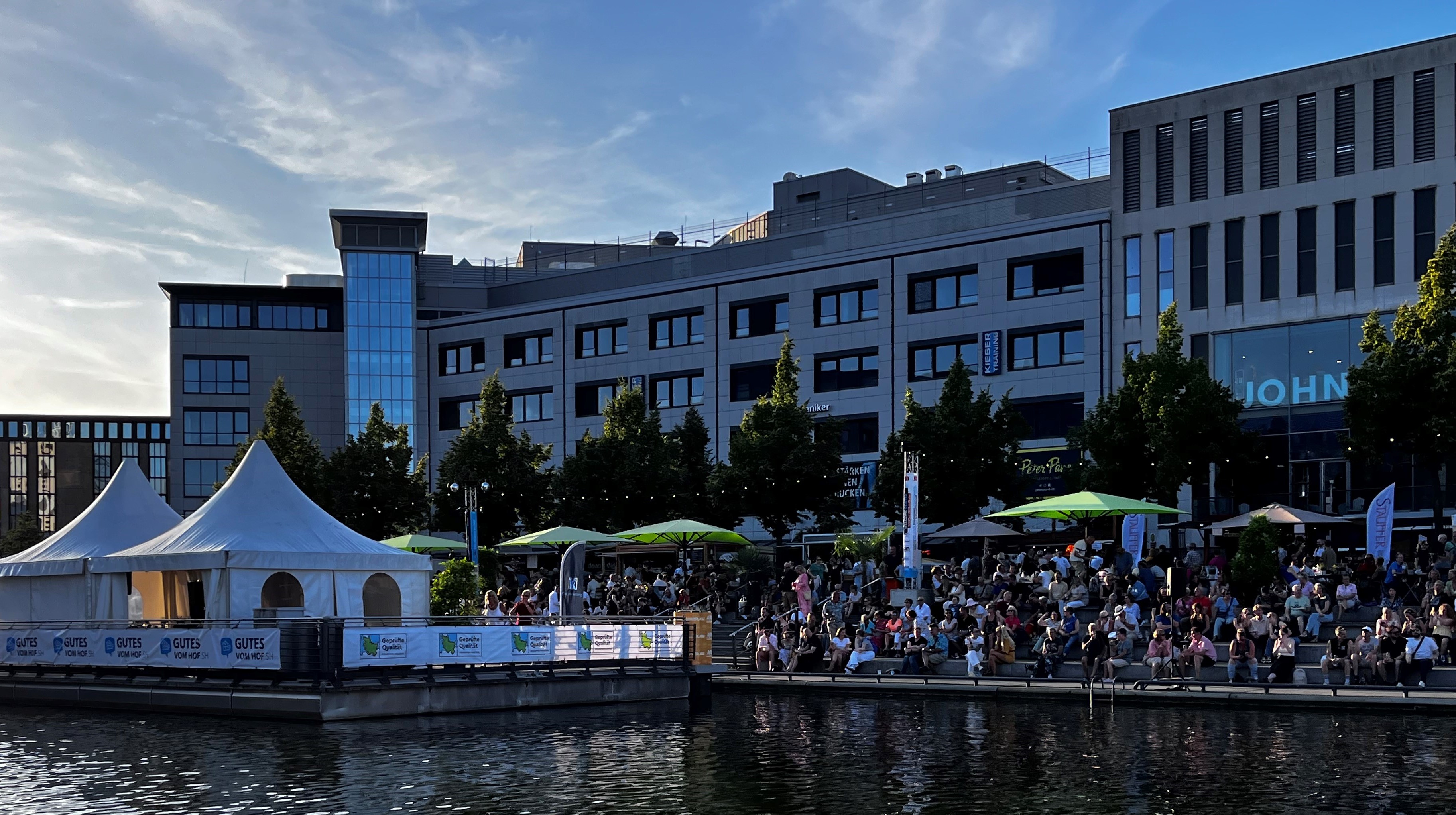 Die Besucher genossen bei Käse und Wein die sommerlichen Temperaturen und die maritime Atmosphäre mit Live-Musik am Kieler Bootshafen.
