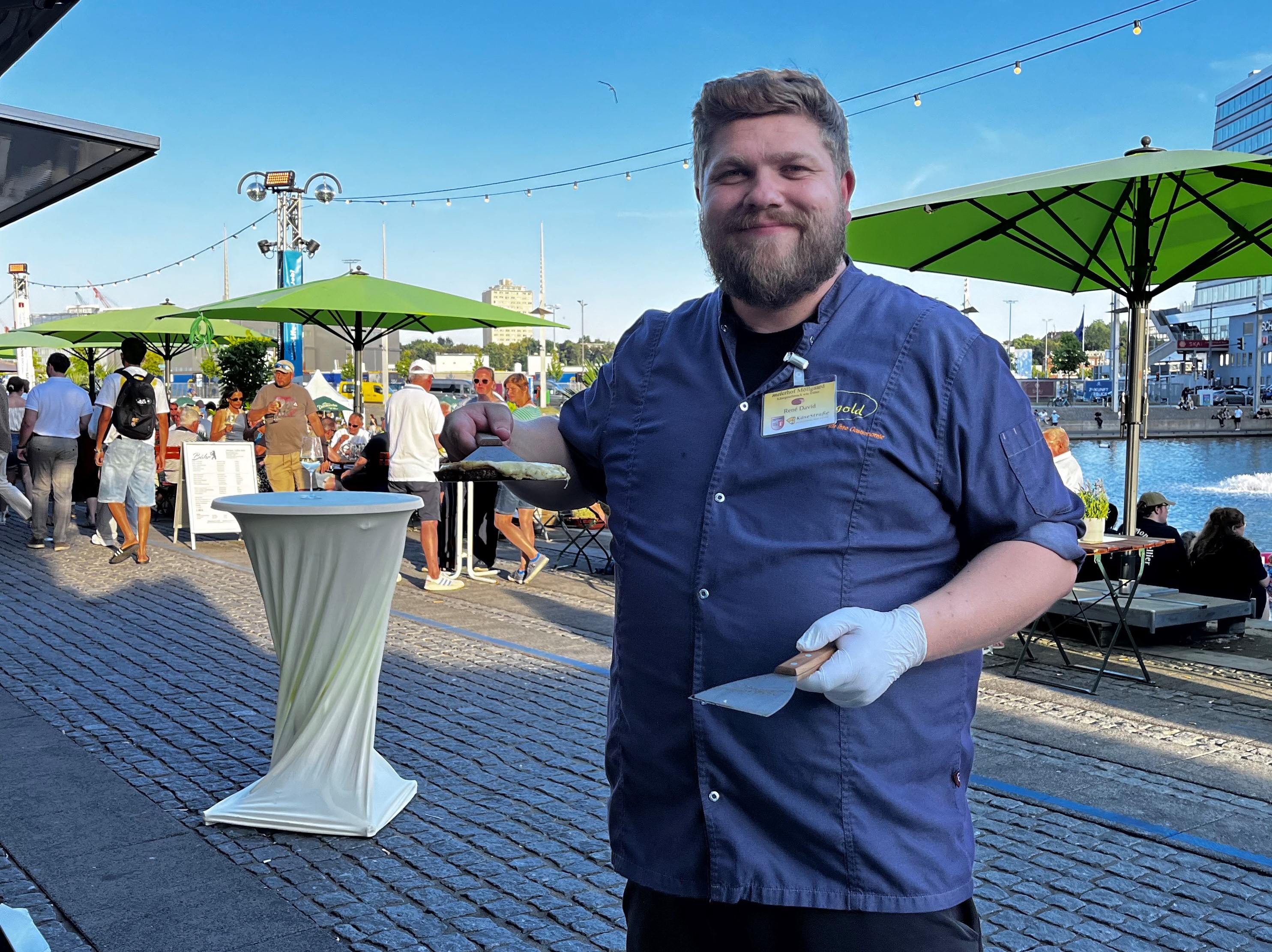 René David (Meierhof Möllgaard) hatte als Neuheit von der Käsestraße den Pfannenkäse „Kosi“ vom Betrieb Müller mitgebracht.