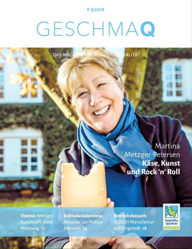Eine Frau hält einen abgebissenen Käse in die Kamera und lacht