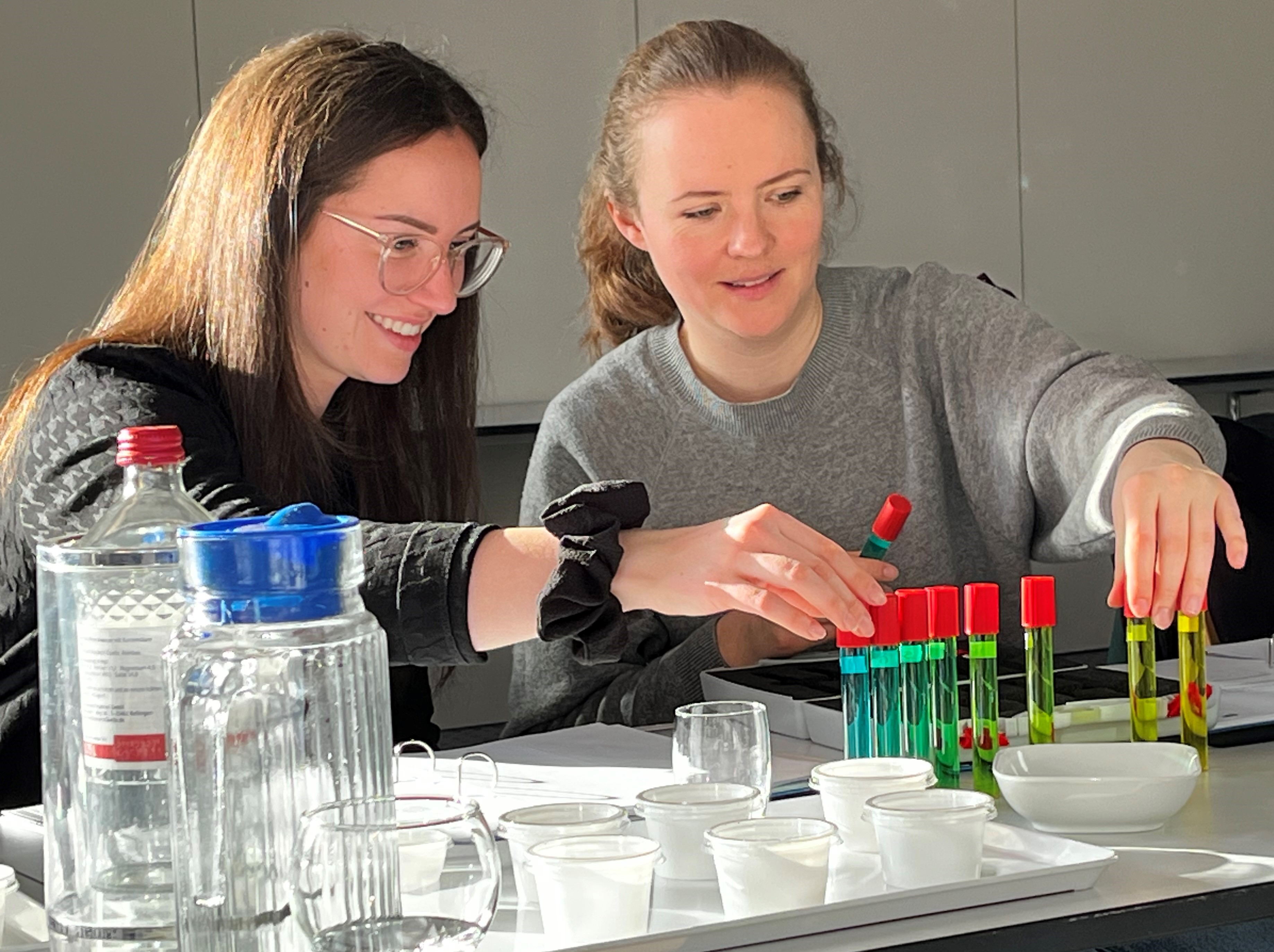 Die Mitarbeiterinnen der Verbraucherzentrale Schleswig-Holstein Kristina Rerich und Levke Schwanz