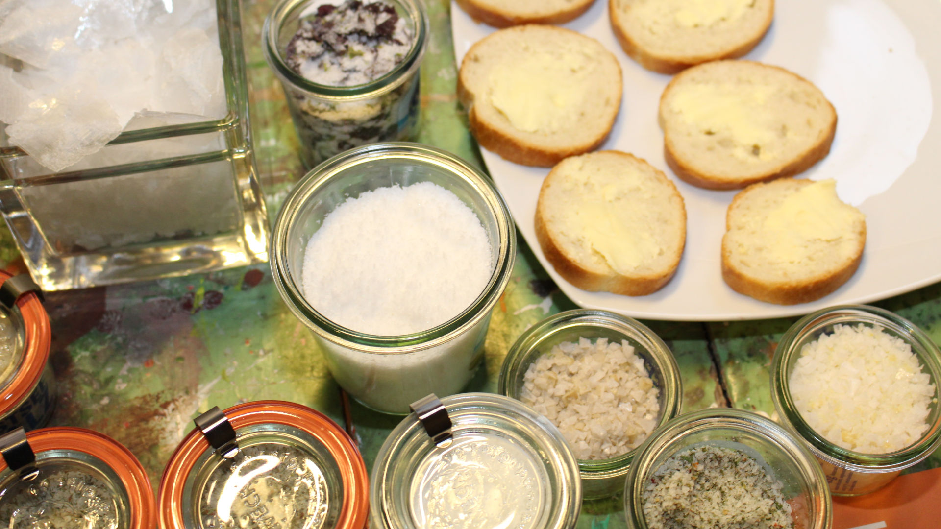 verschiedene Salzgläser und daneben Butterstullen