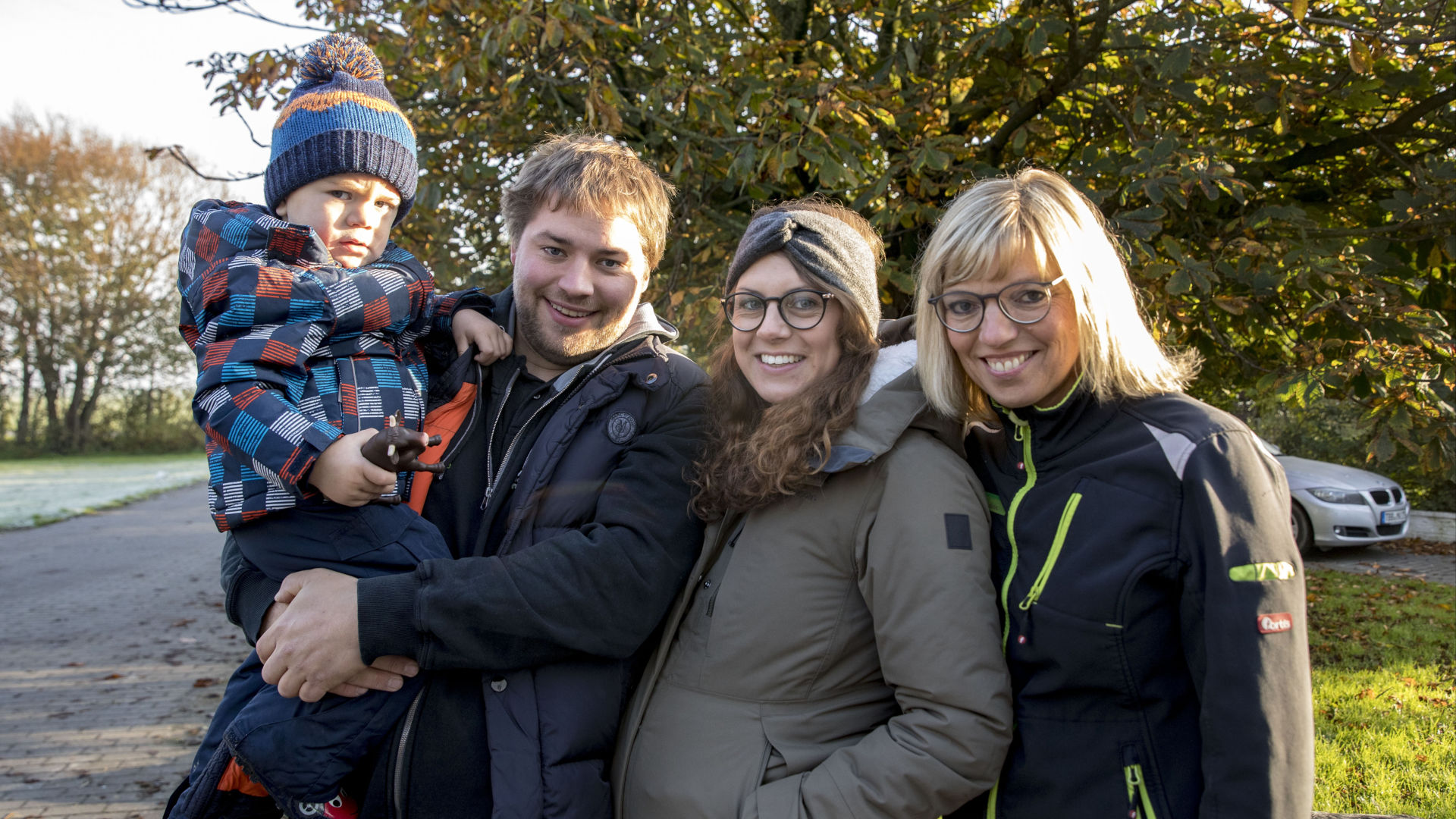 Familie,. zwei Frauen, ein Mann, ein Kind