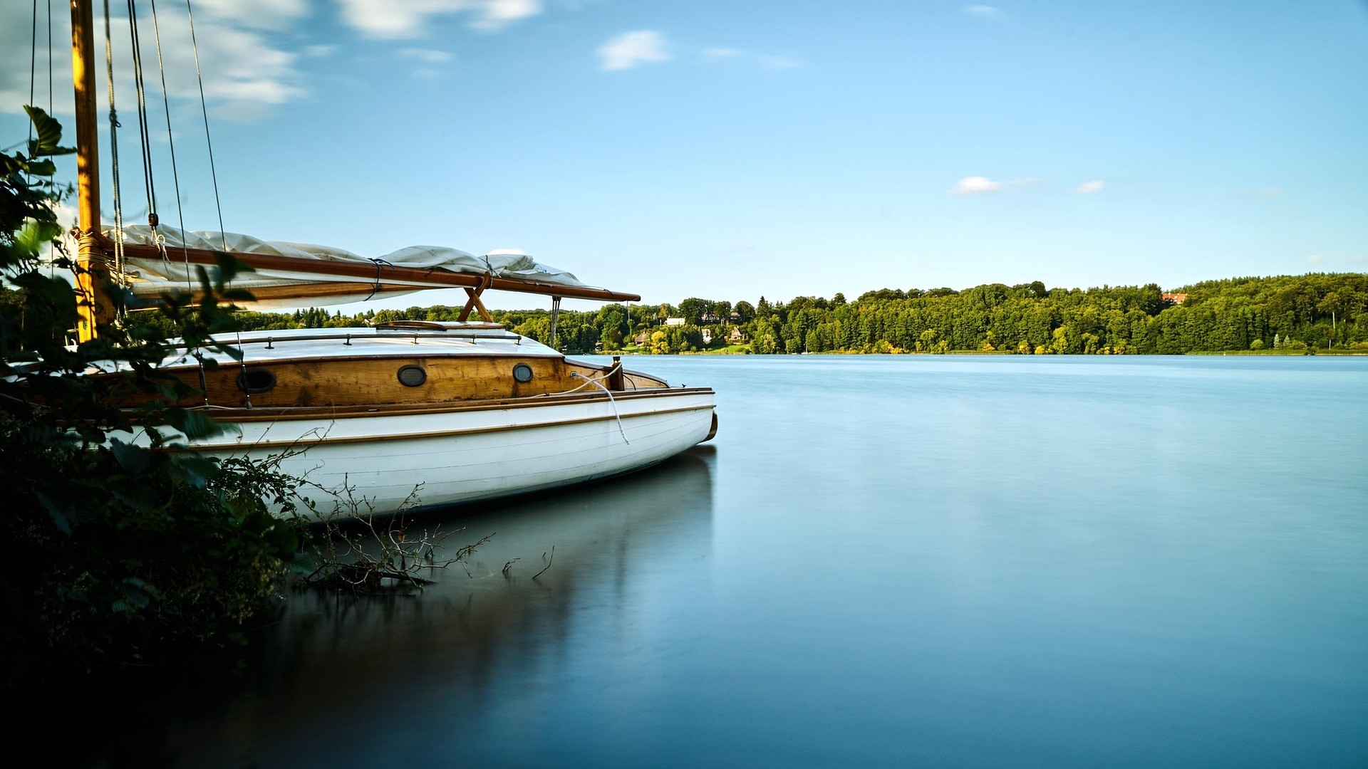 Seeblick, im Vordergrund ein Boot