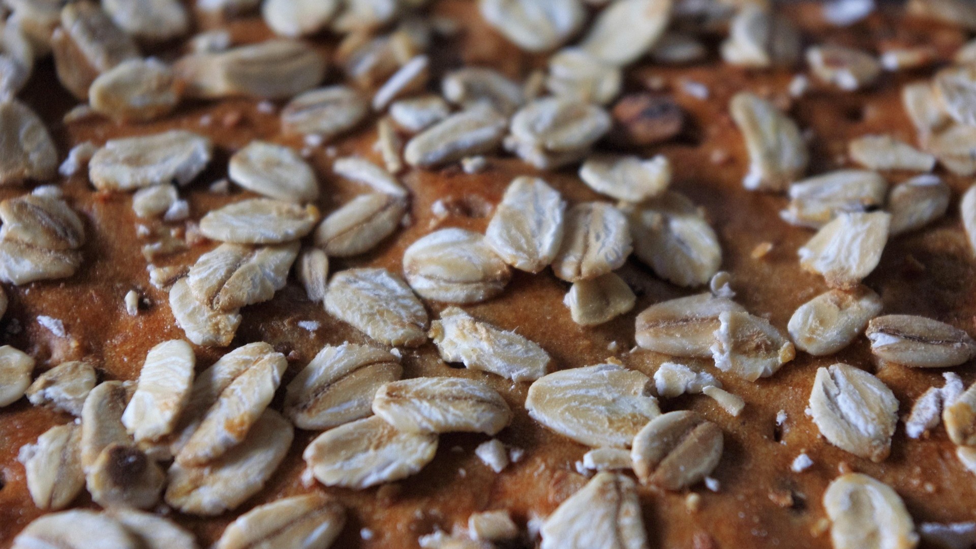 Nahaufnahme von Haferflocken auf einem Brot
