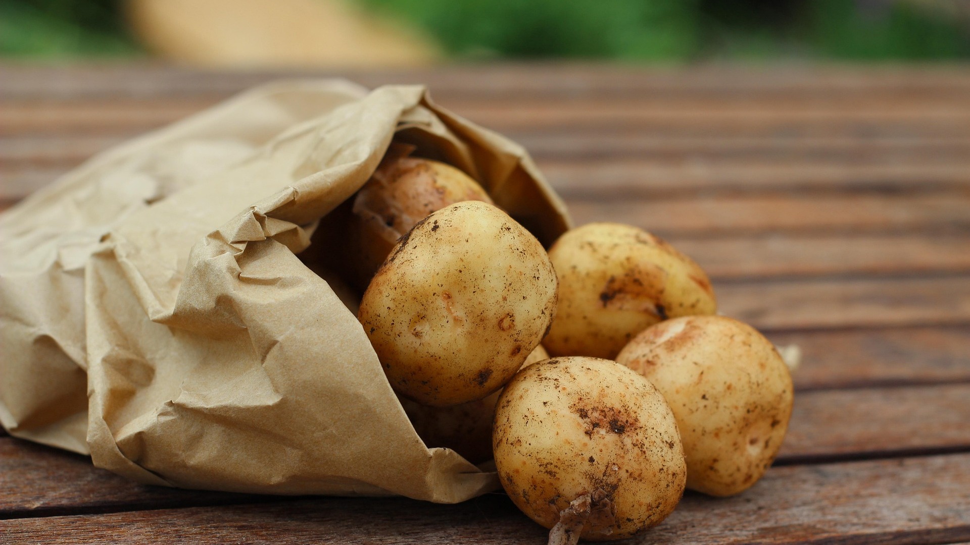 Kartoffeln in einer Papiertüte