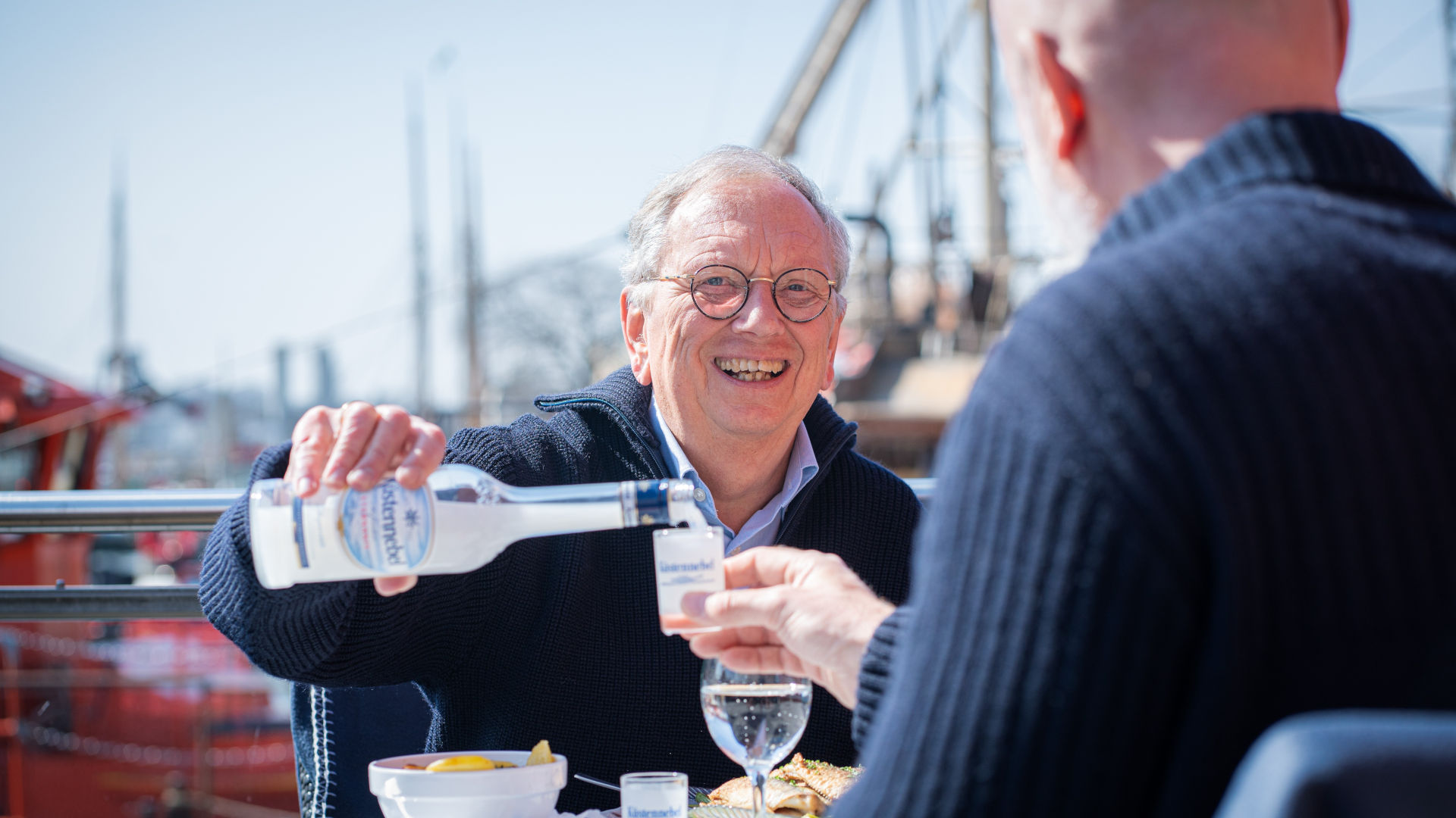 zwei Männer trinken Küstennebel 