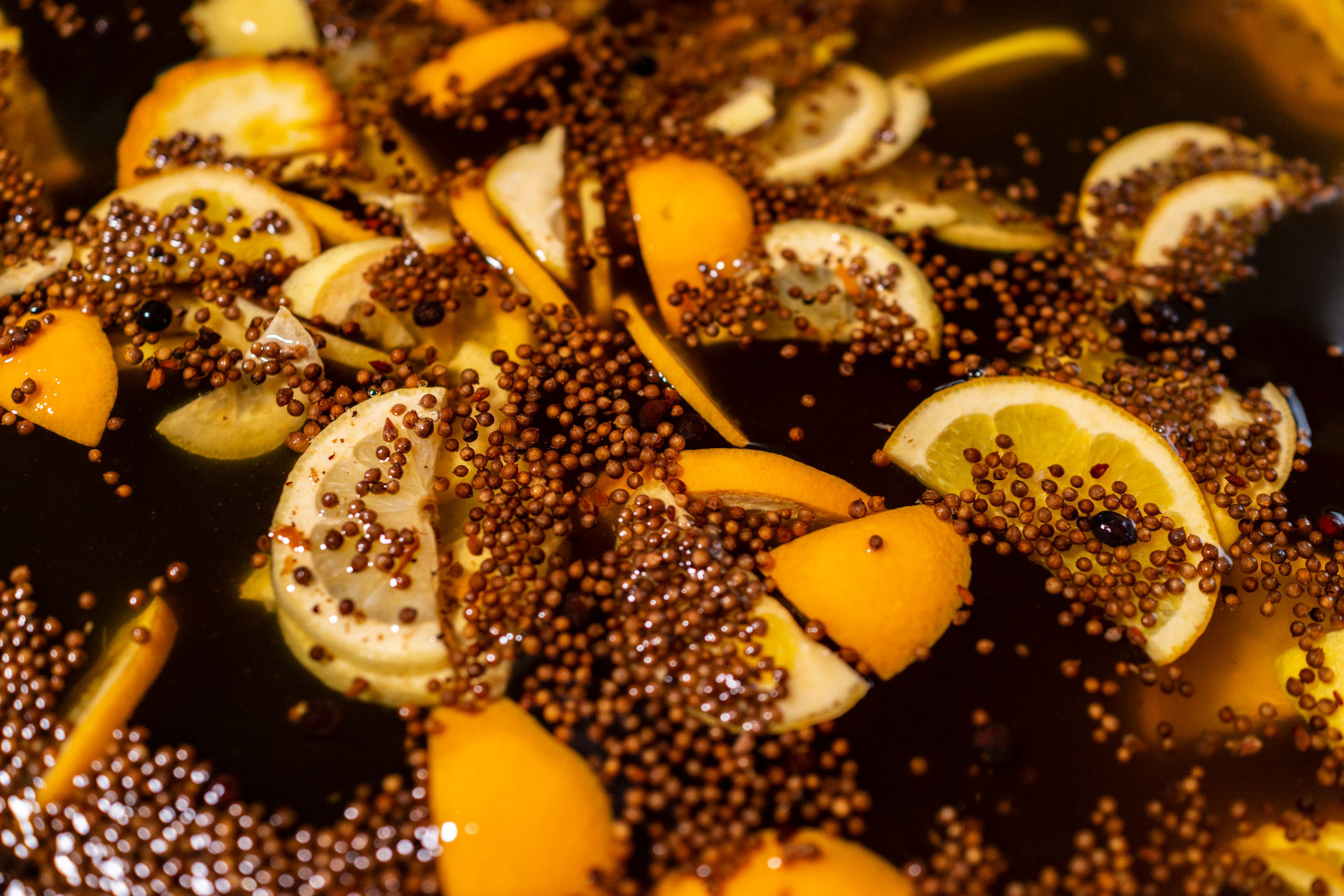 Kräutermischung schwimmt im Alkohol