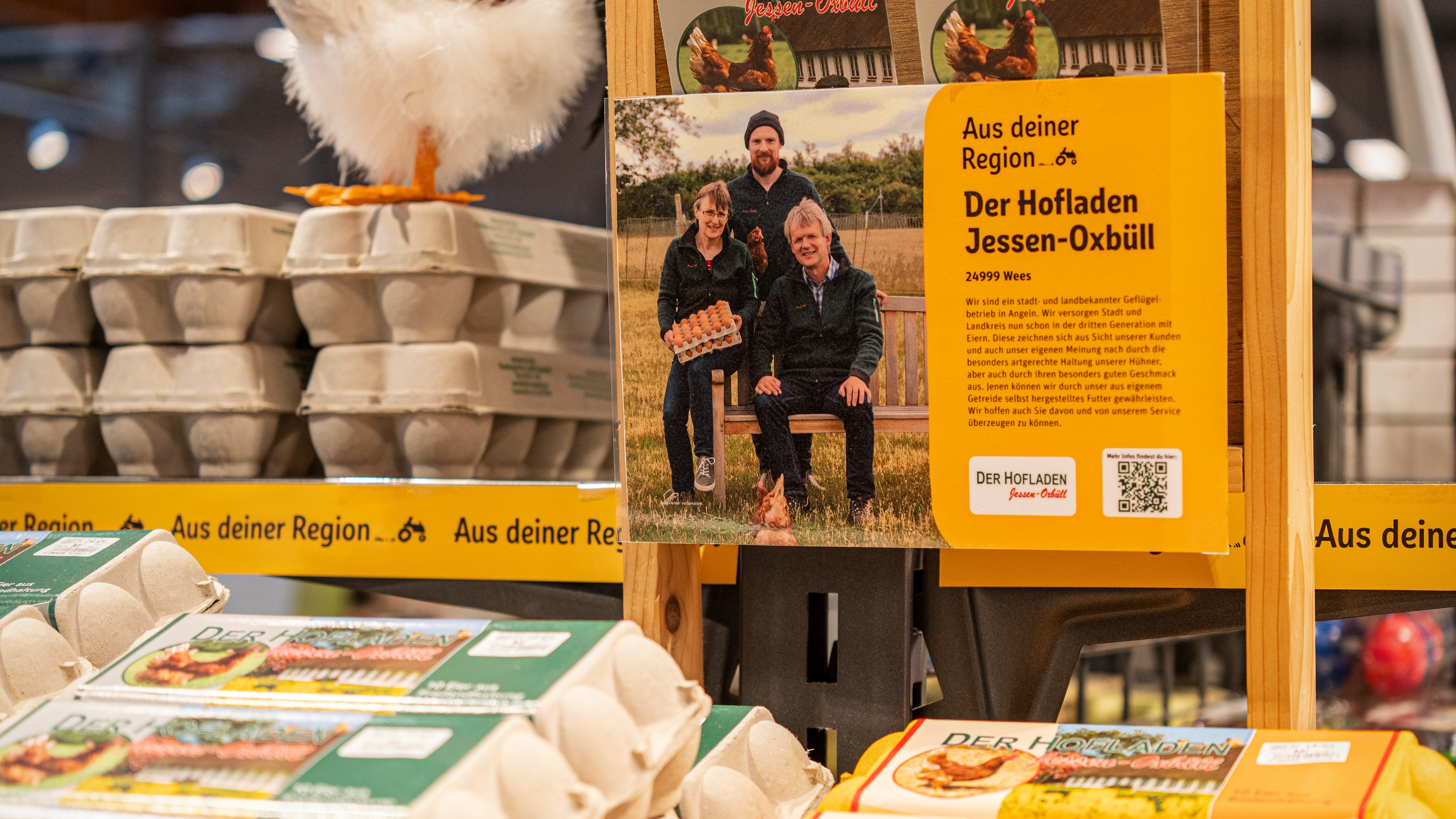 Eierregal mit einem Schild, auf dem die Produzenten vorgestellt werden
