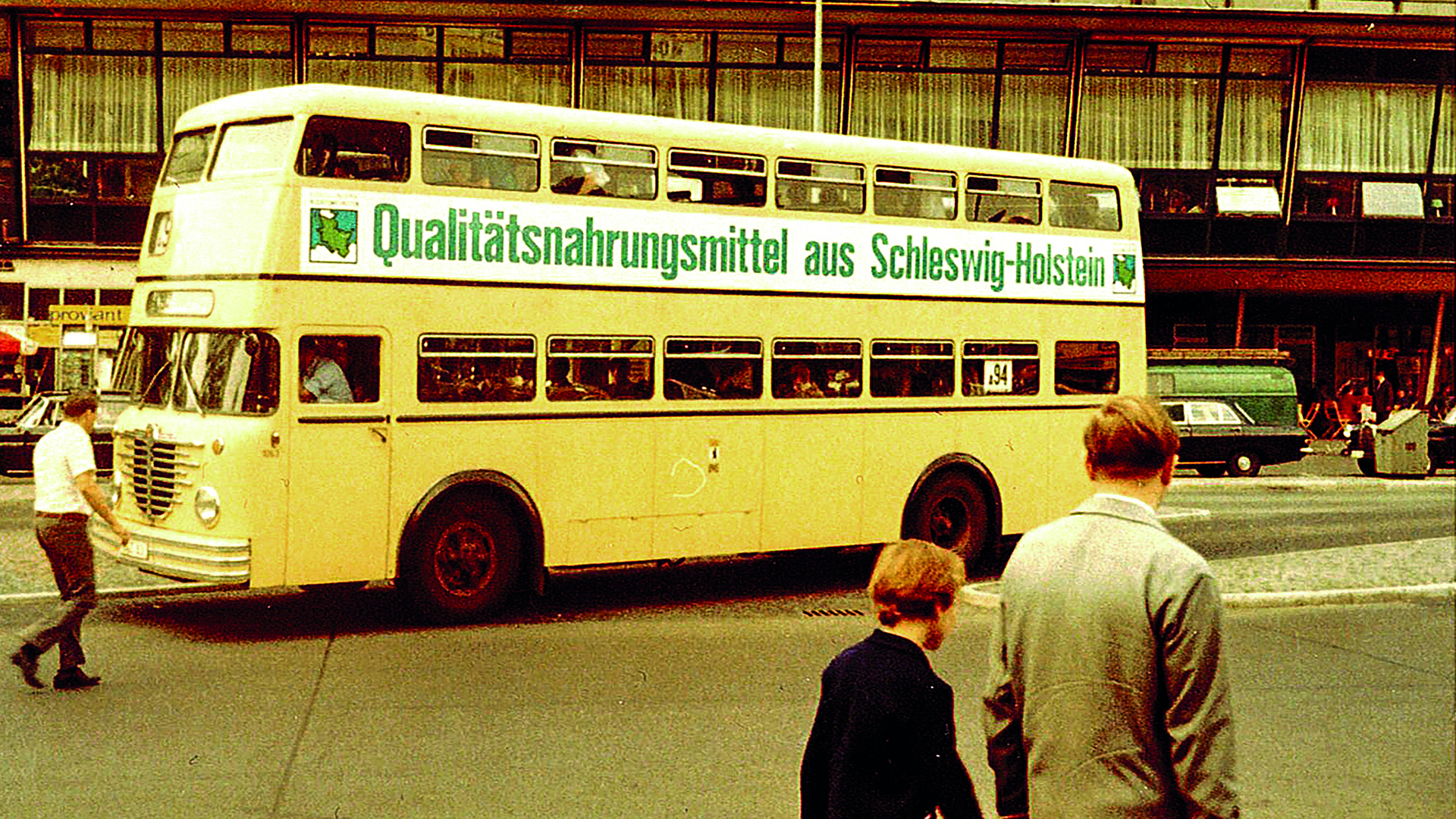alter gelber Bus mit Aufschrift