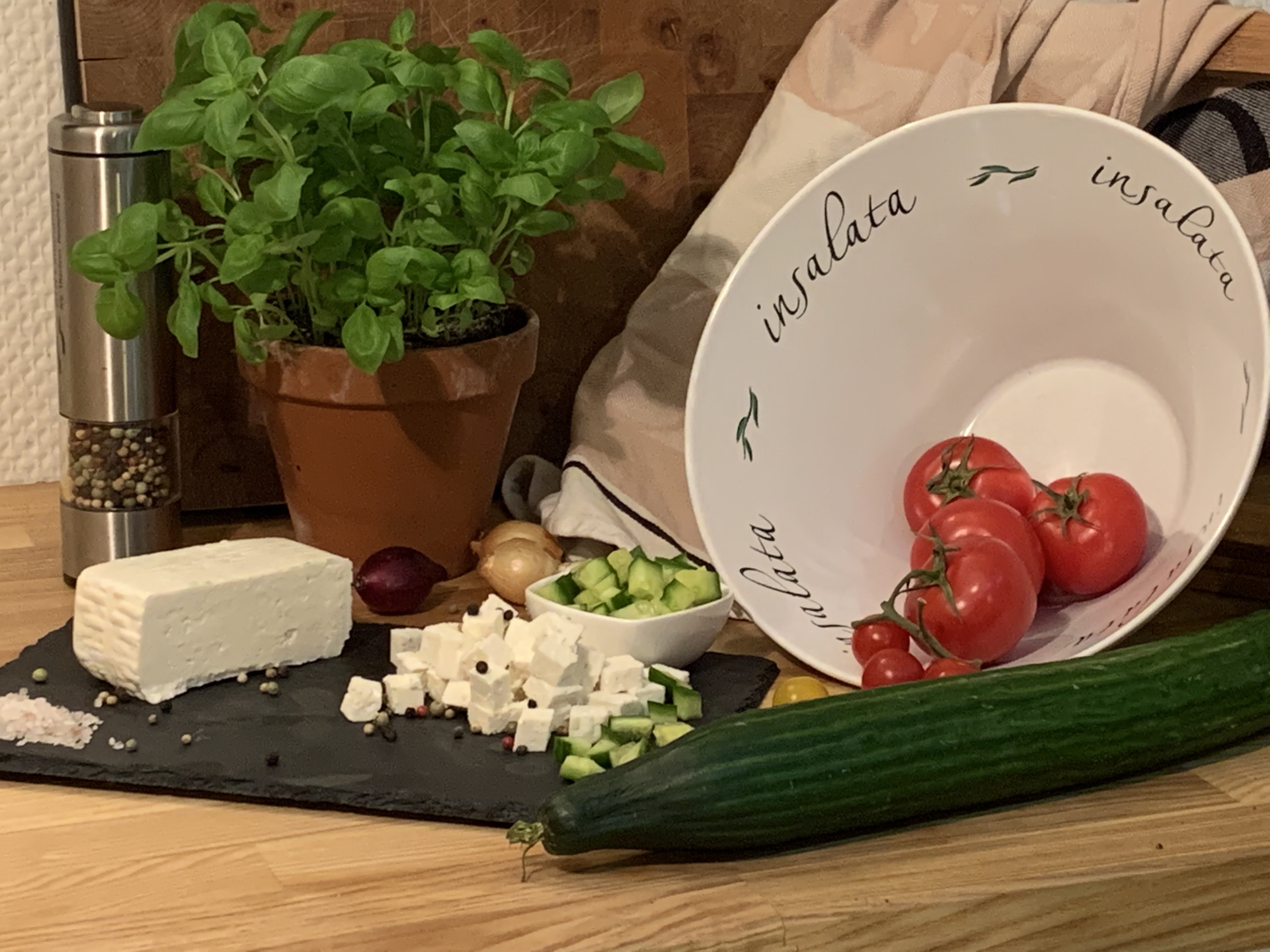 viele verschiedene Käselaibe auf einer Platte