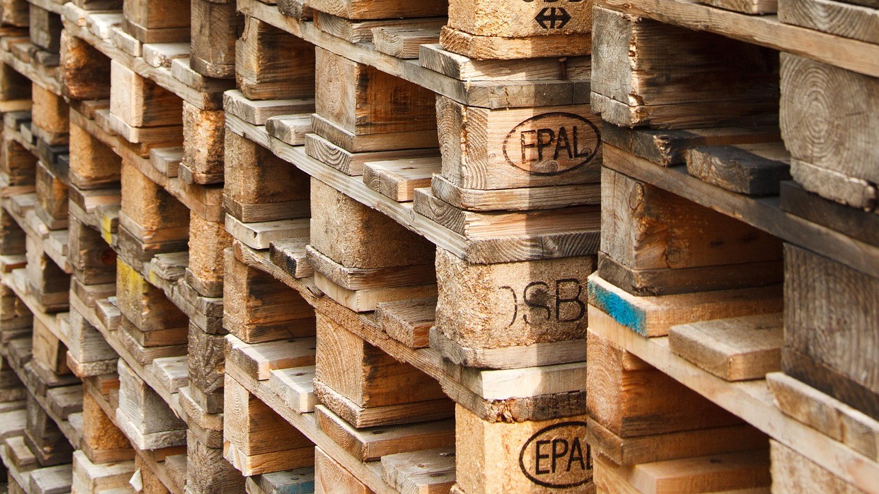 Nahaufnahme von gestapelten Holzpaletten