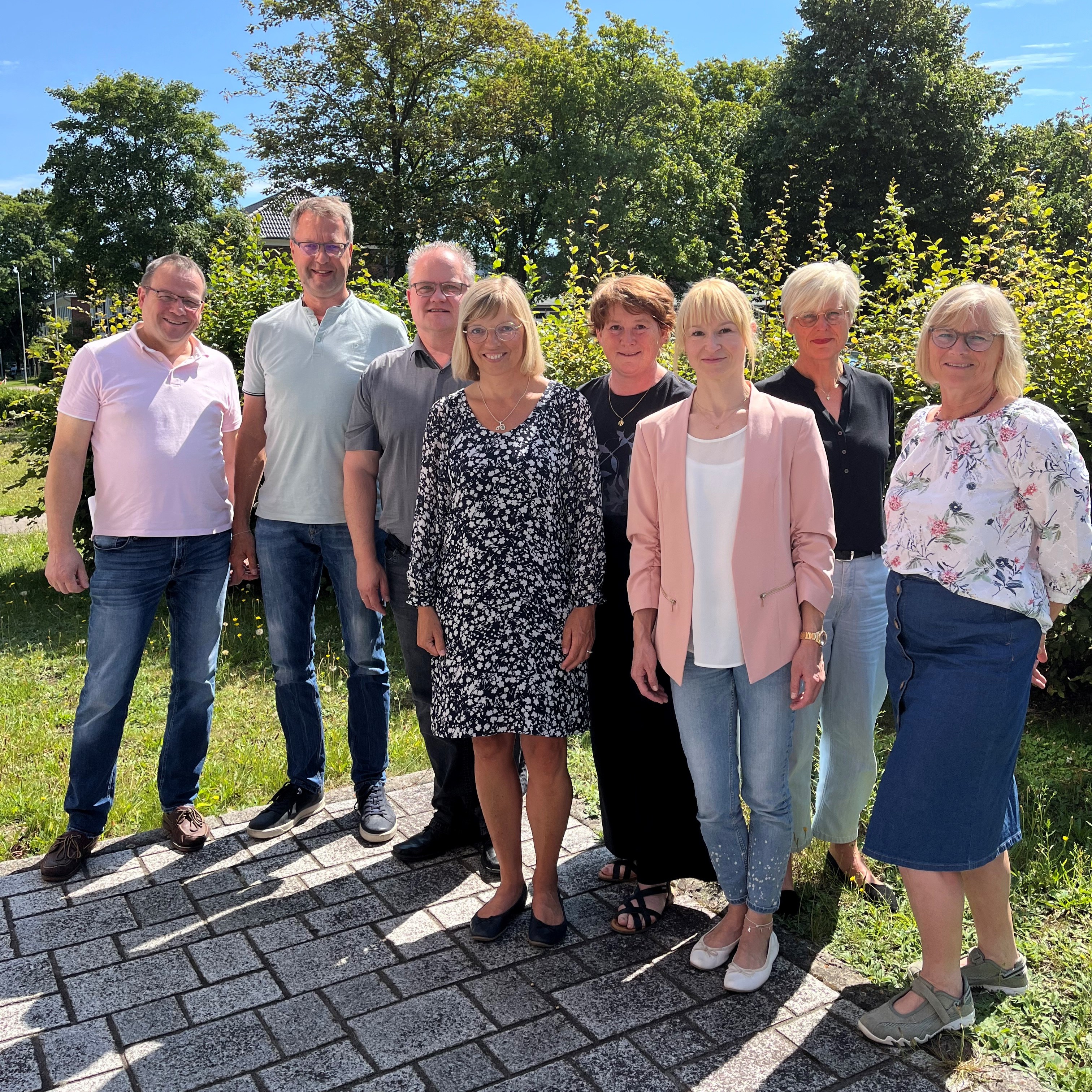 Gruppenfoto mit drei Männern und fünf Frauen