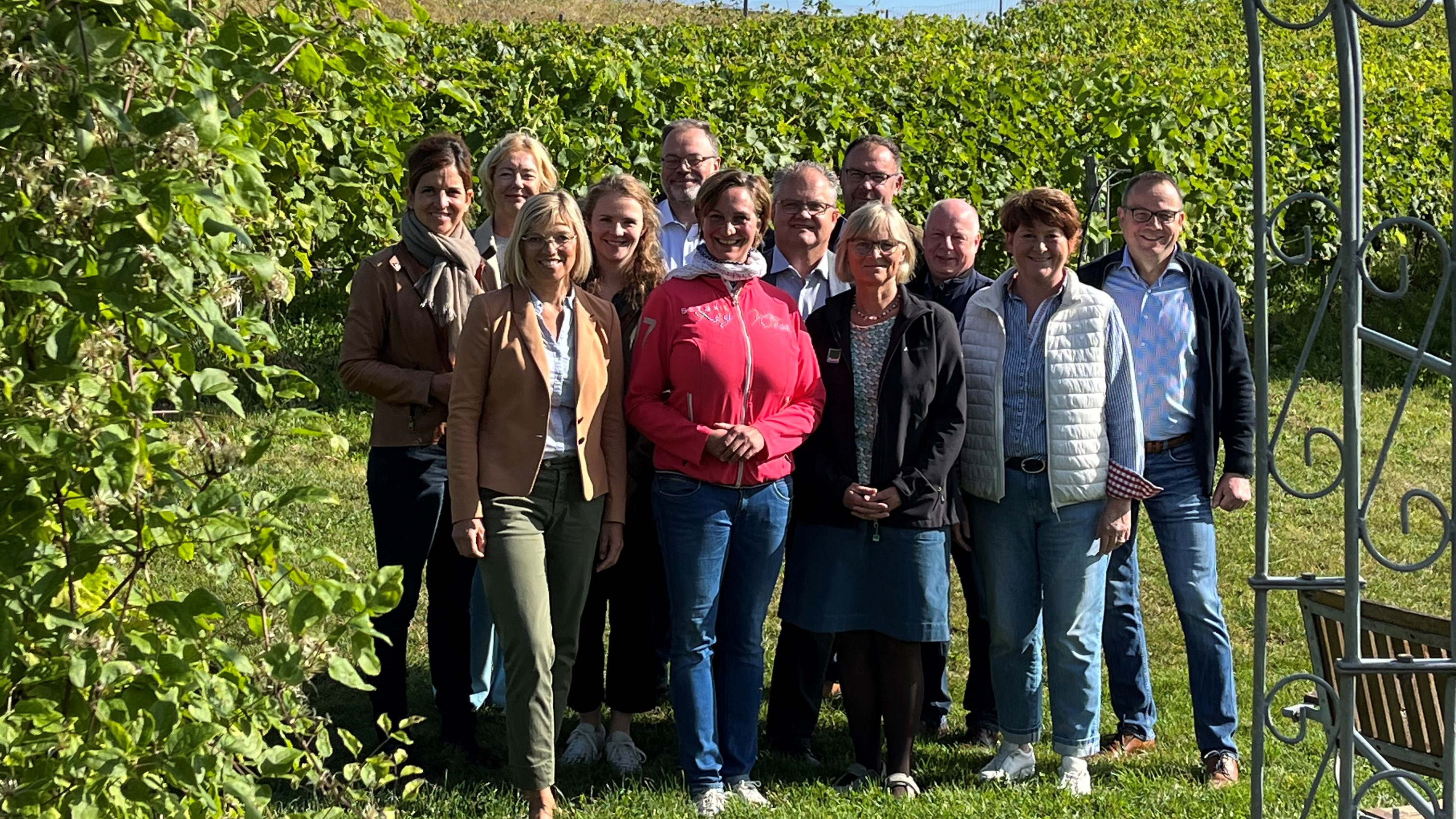 Gruppenbild vor Weinreben
