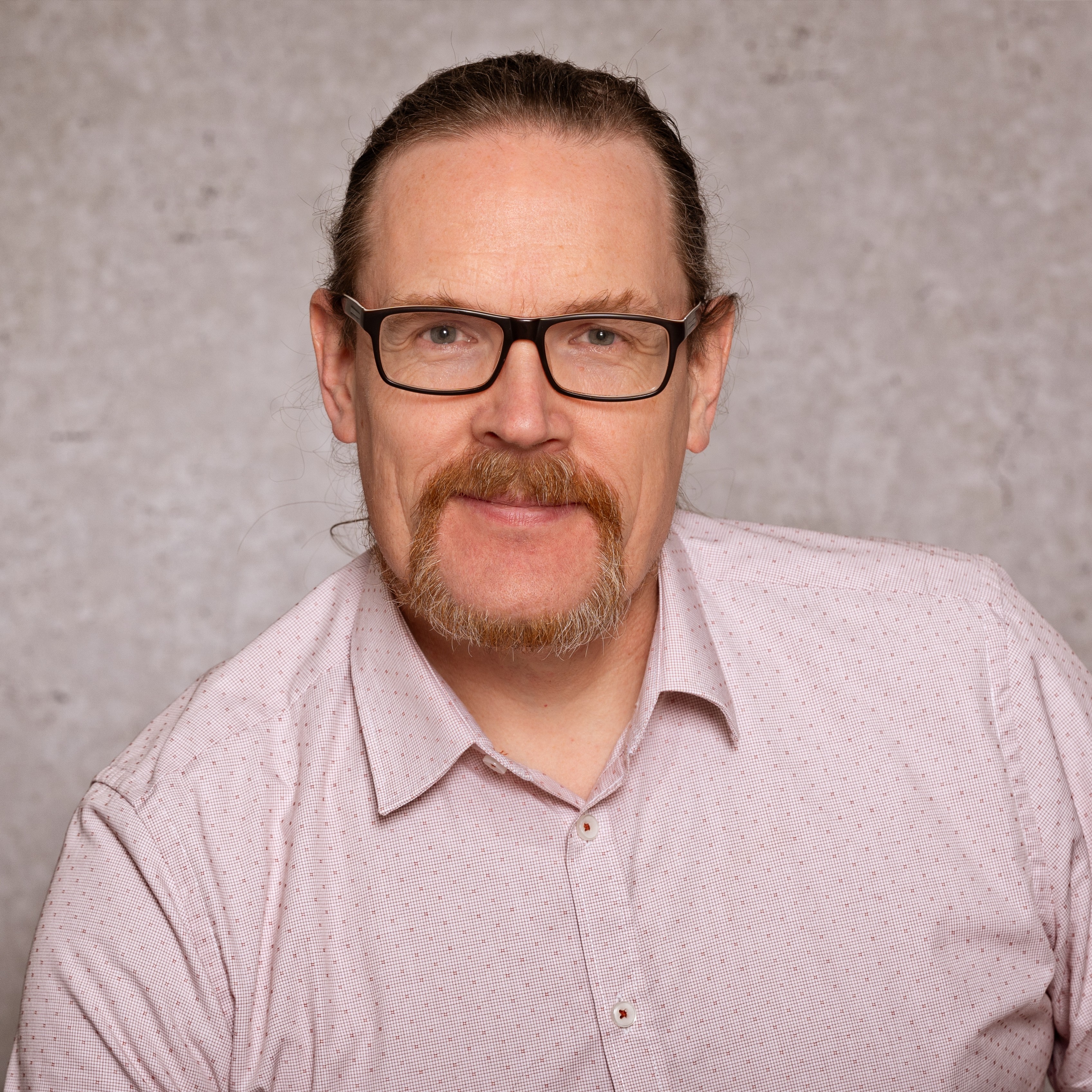 Mann mit Brille und Schnurbart