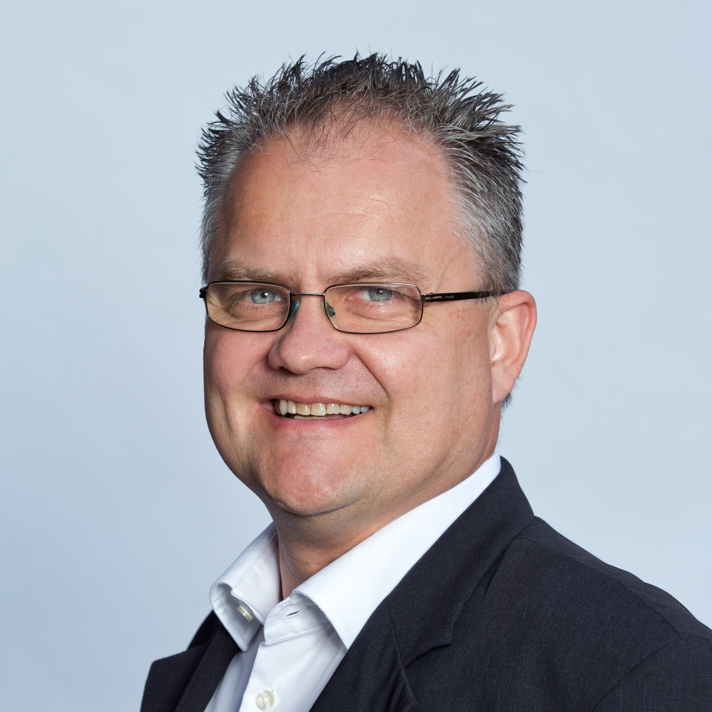 Mann mit Brille, im Anzug