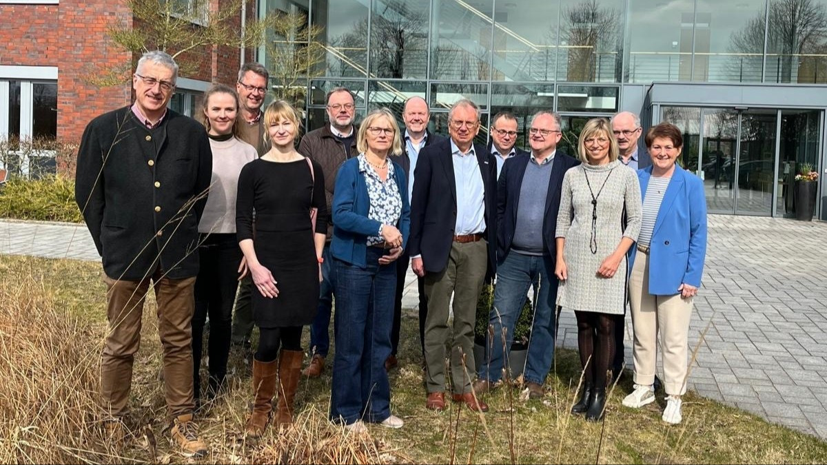Gruppenfoto vor Gebäude mit Glasfront