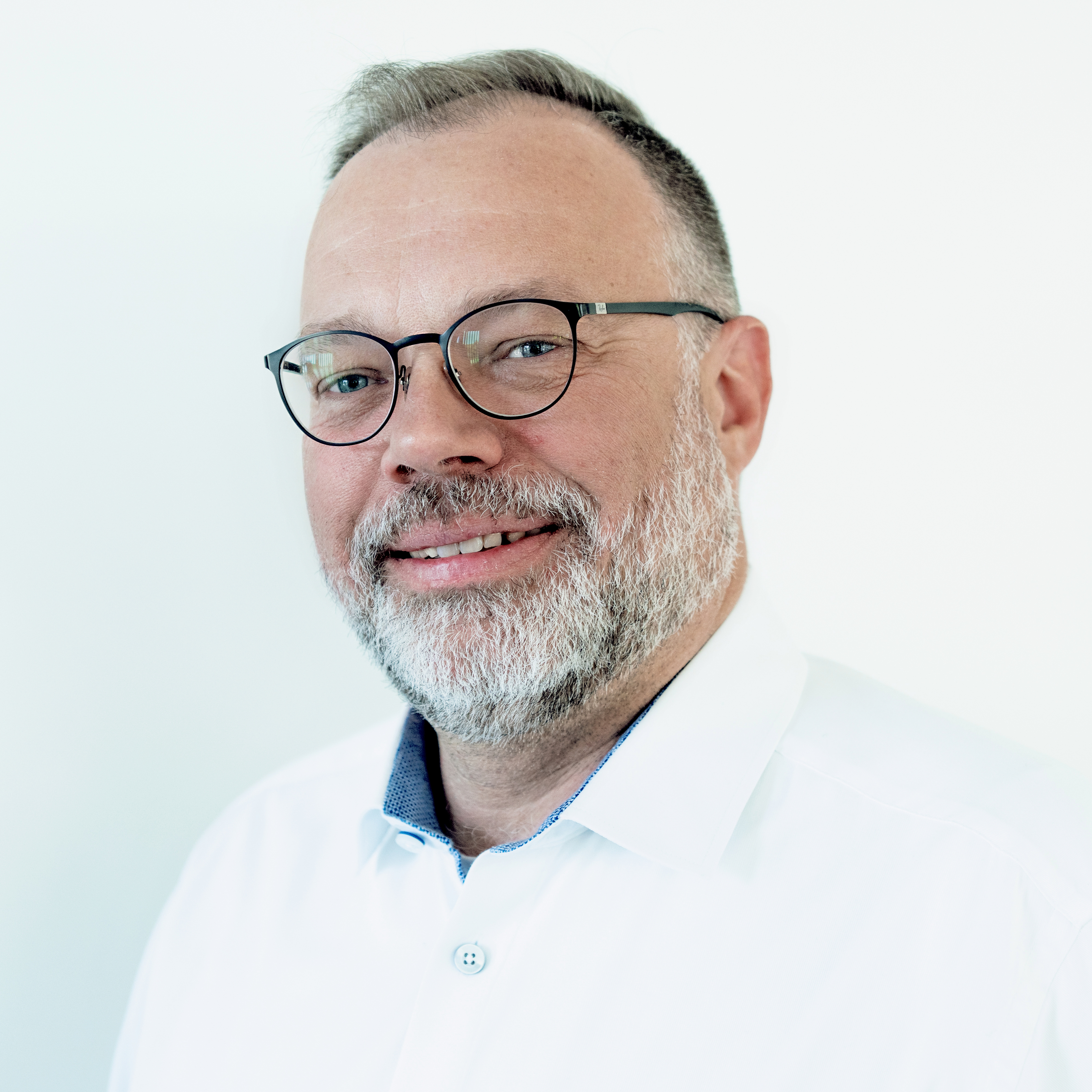 Mann mit Brille und blauem Hemd