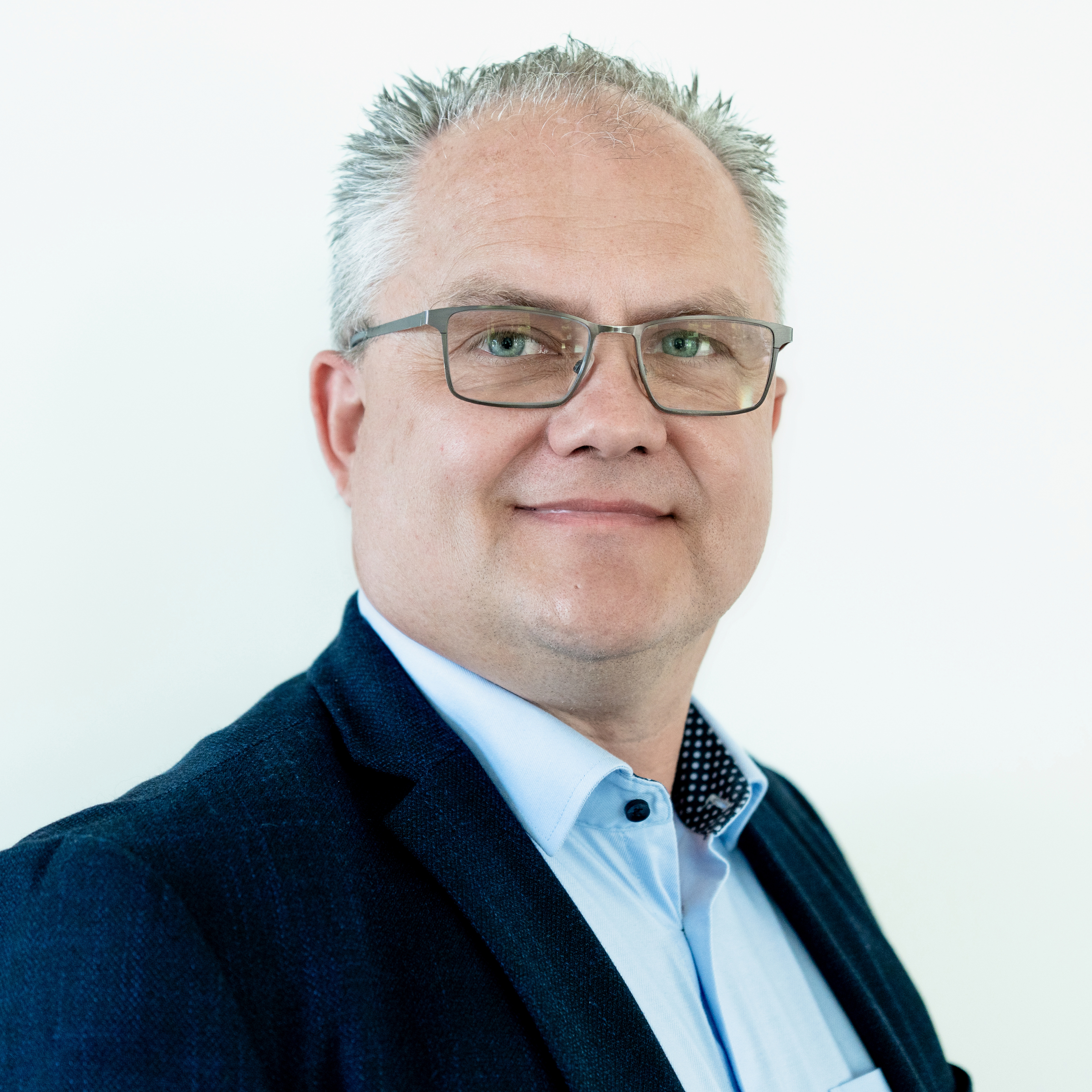 Mann mit Brille, im Anzug